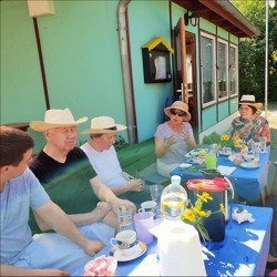 Regelmäßiger Besuch aus dem Seniorenheim im Kräutergarten 